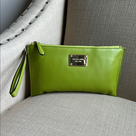 🍏LIKE NEW🍏 Michael Kors Green Leather Clutch Wristlet - Picture 1 of 10